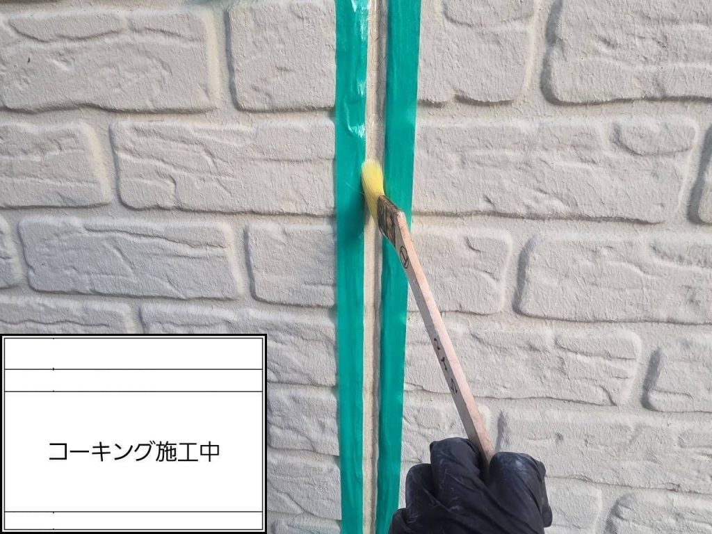 【施工中】龍ケ崎市で外壁塗装を実施、コーキング打ち替えと軒天・付帯部塗装、防水プライマー施工まで丁寧に対応