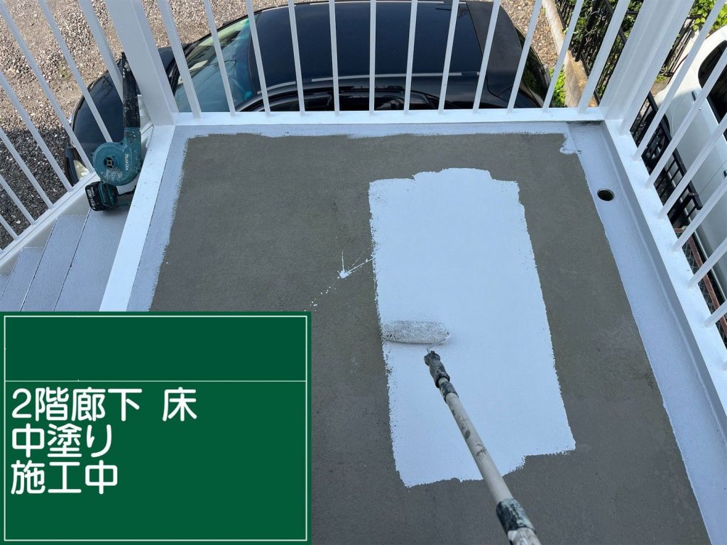 2階廊下床の中塗り