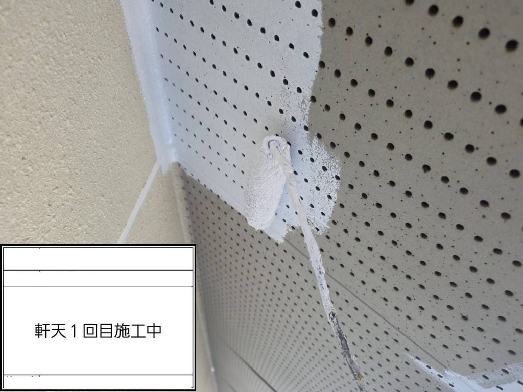 軒天1回目の塗装作業