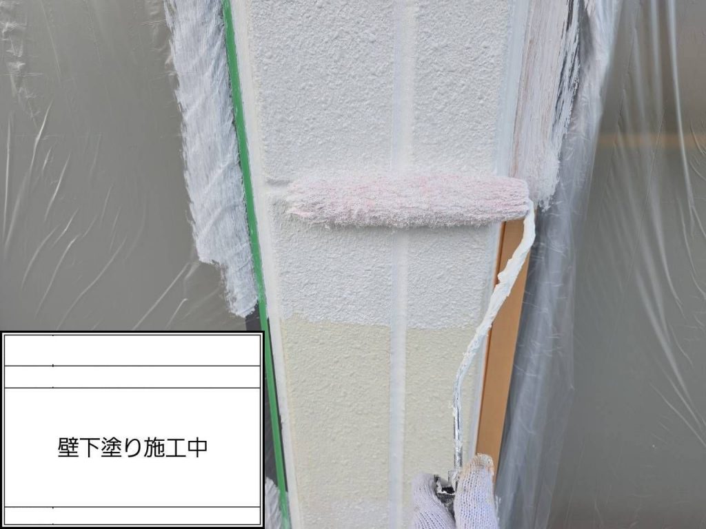 外壁下塗りの施工風景