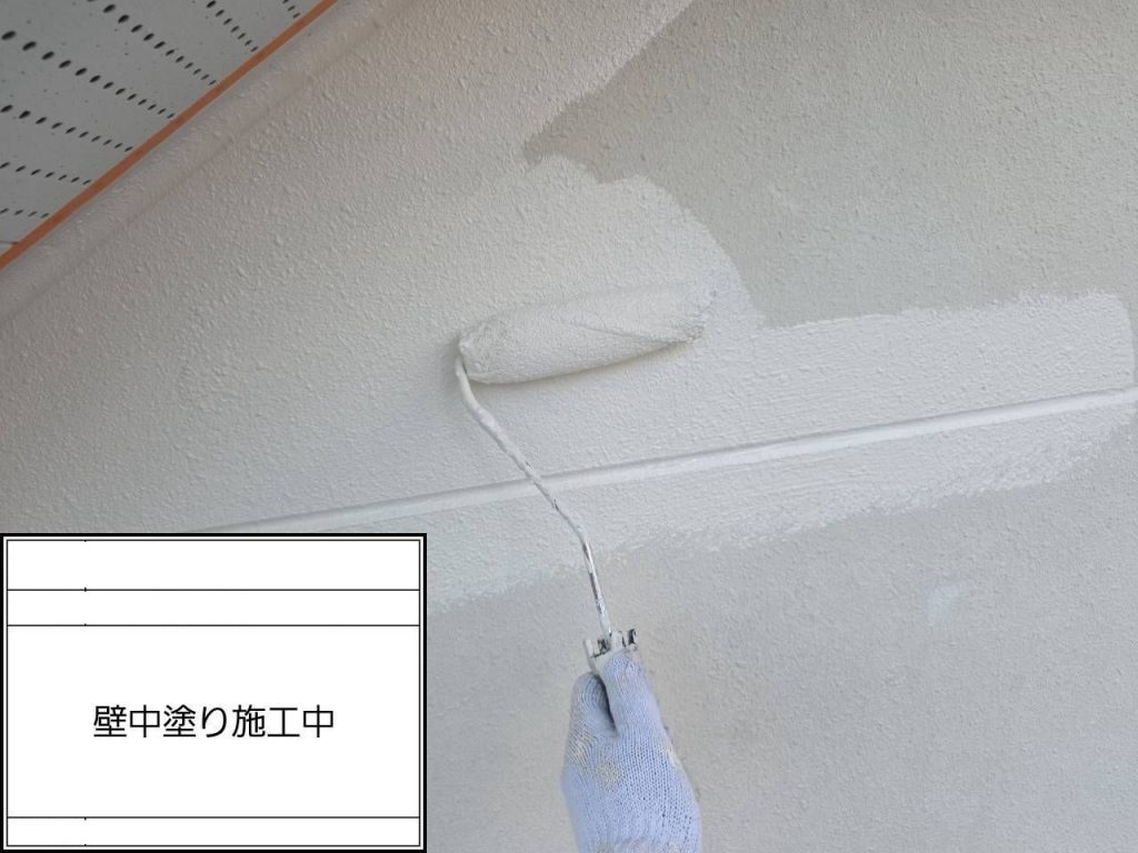 外壁中塗りの施工中