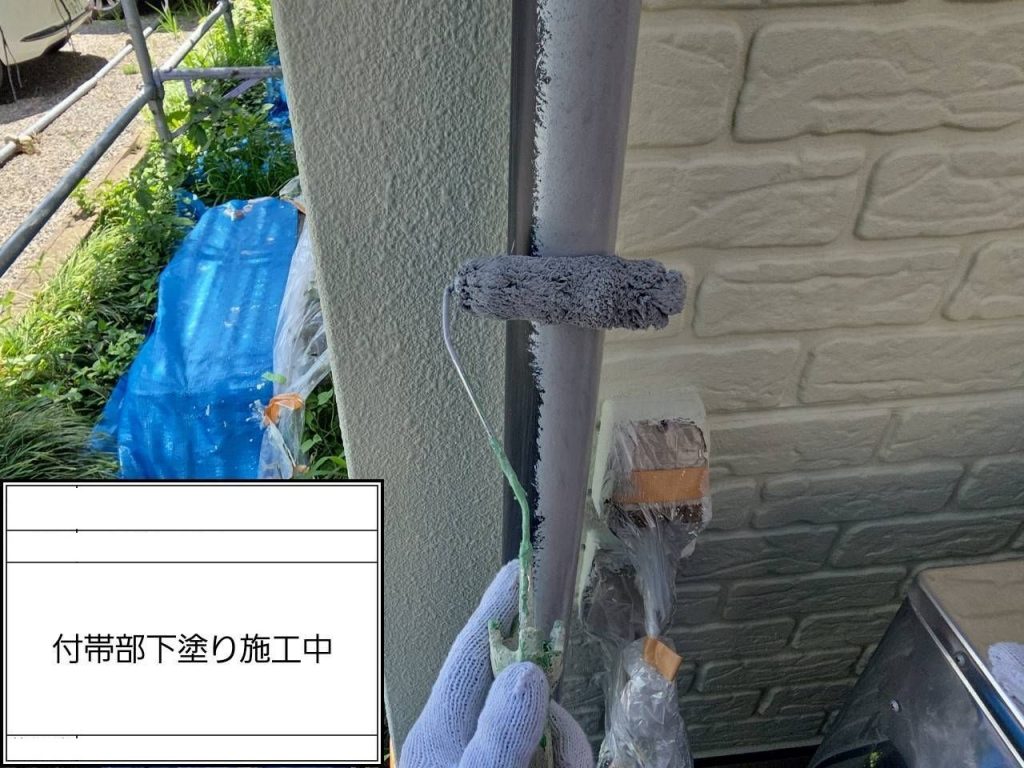 雨樋の下塗り施工