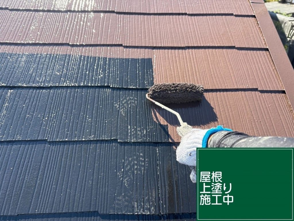 【施工中】龍ケ崎市で外壁塗装と屋根塗装を実施、色あせた屋根の洗浄からシーリング撤去・玄関ドア塗装まで丁寧に施工