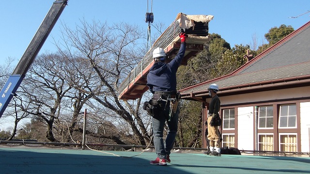 屋根材荷上げ写真