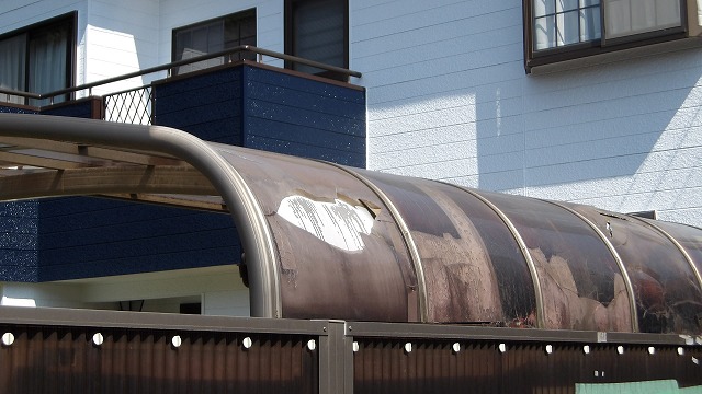 牛久市牛久町でカーポートの屋根を張り替えた施工事例です。
