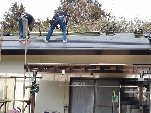 屋根ふき施工中写真