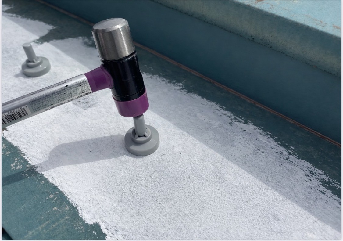 ボルトキャップの取り付けと下地補強