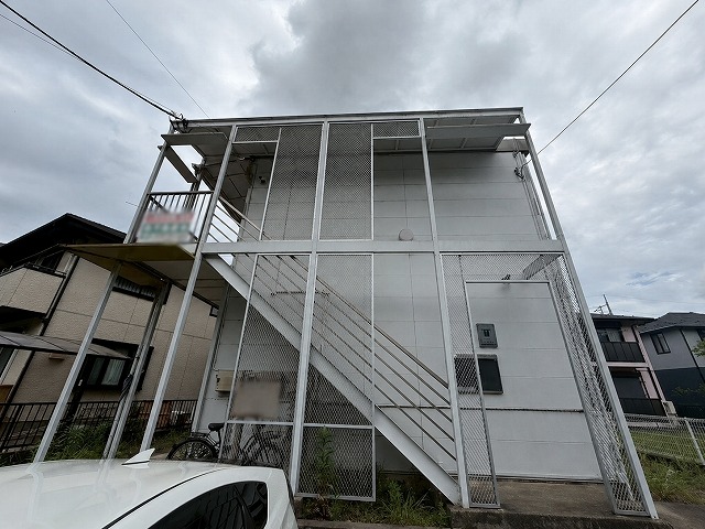 【龍ケ崎市のアパートで雨漏り調査】外壁の塗膜剥離やシーリング劣化を確認、203号室の床腐食の原因を調査しました