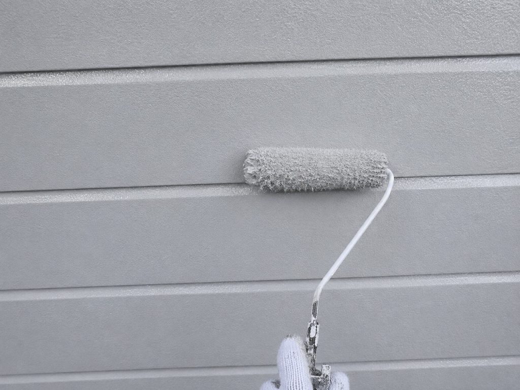 外壁の下塗り作業