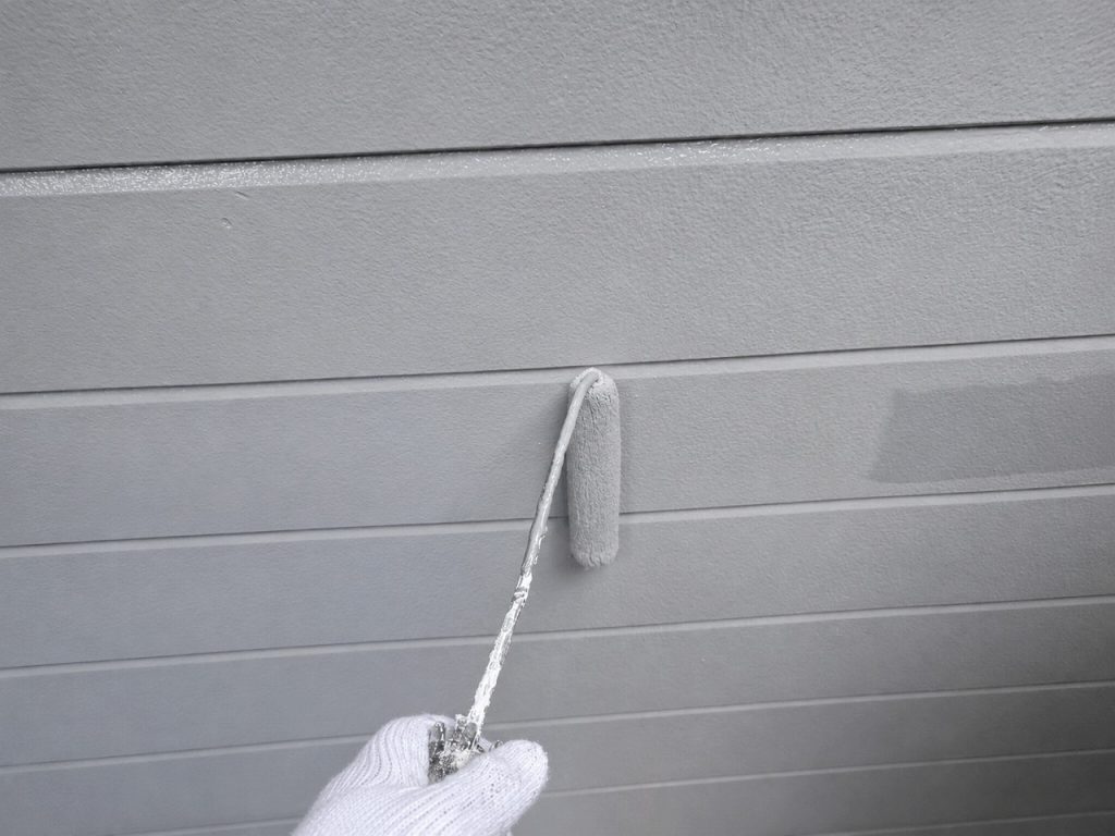 外壁の中塗り作業