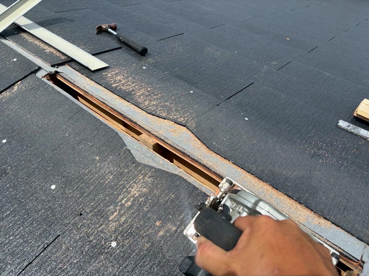 コロニアル屋根材の葺き直し作業