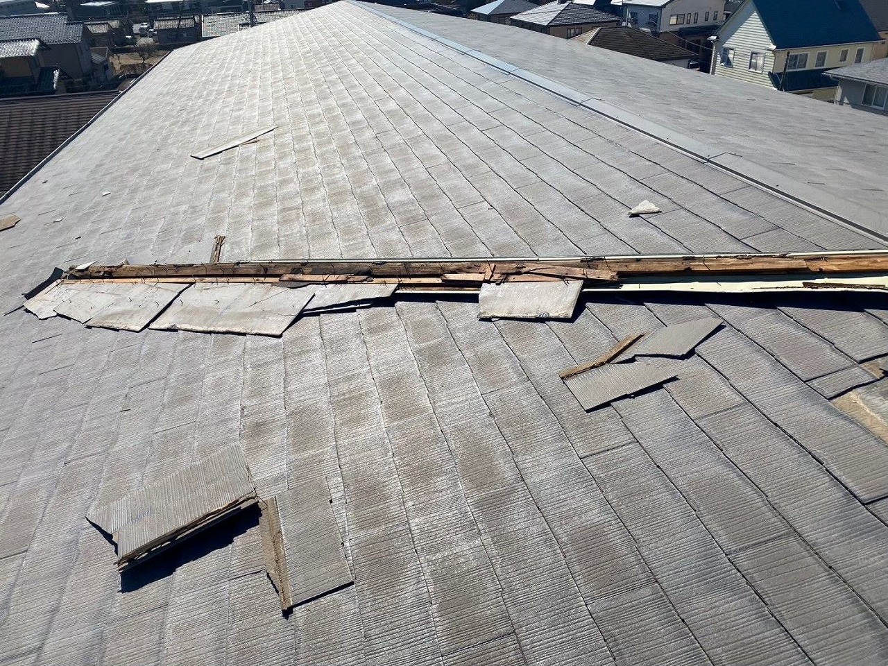 棟部の破損と飛散の跡
