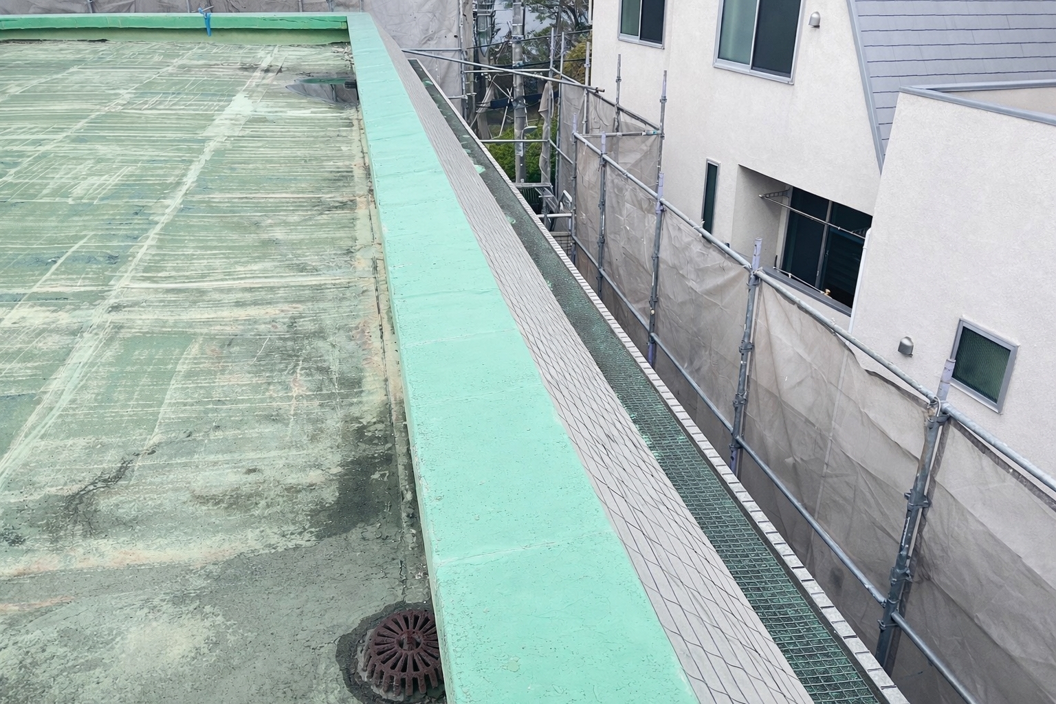 屋上端部の防水摩耗と汚れ