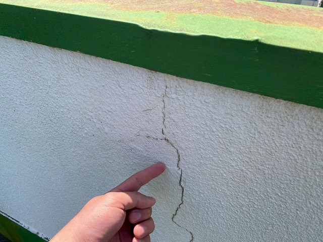 外壁ひび割れ写真