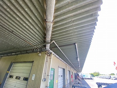 長く連なる庇裏
