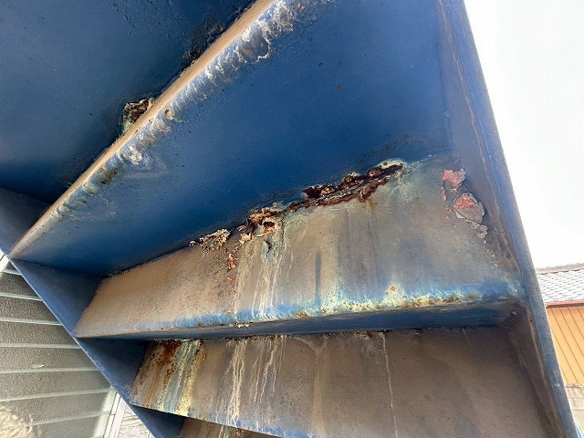 階段下の酷く劣化した写真