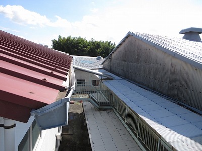 隣接建物と屋根