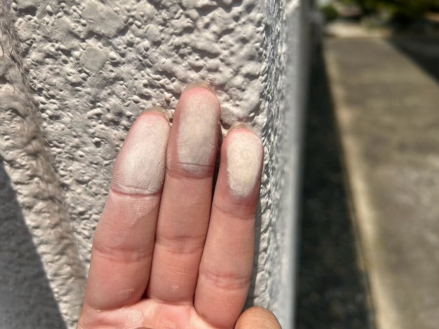 龍ケ崎市で外装工事の現地調査、外壁のチョーキングと目地割れ、鉄骨階段の錆びを確認