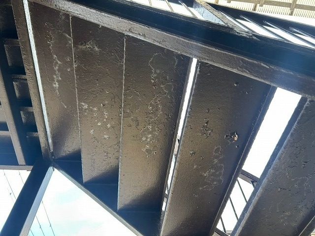 階段裏の塗膜剥がれ