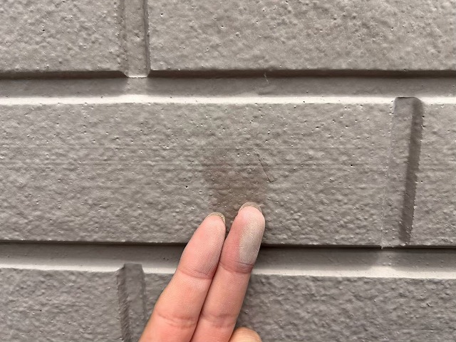 龍ケ崎市で外装工事の現地調査、外壁のチョーキングや目地割れと鉄骨階段の錆を確認