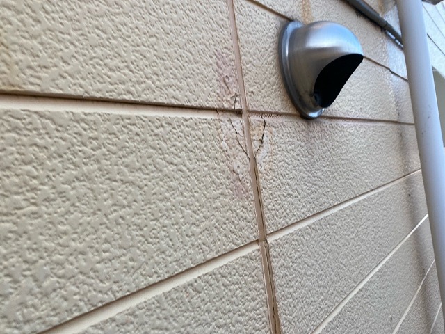 外壁のひび割れ写真