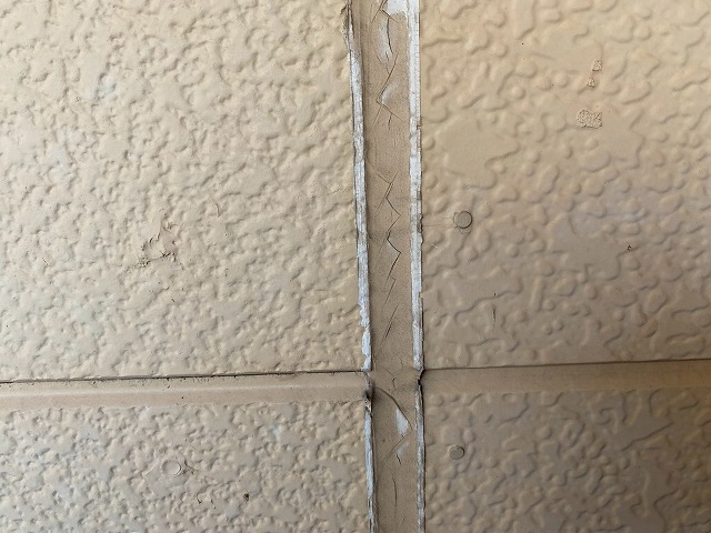 阿見町で2階建て住宅の目地コーキング破断と外壁チョーキングを確認 2回目メンテナンスのご提案