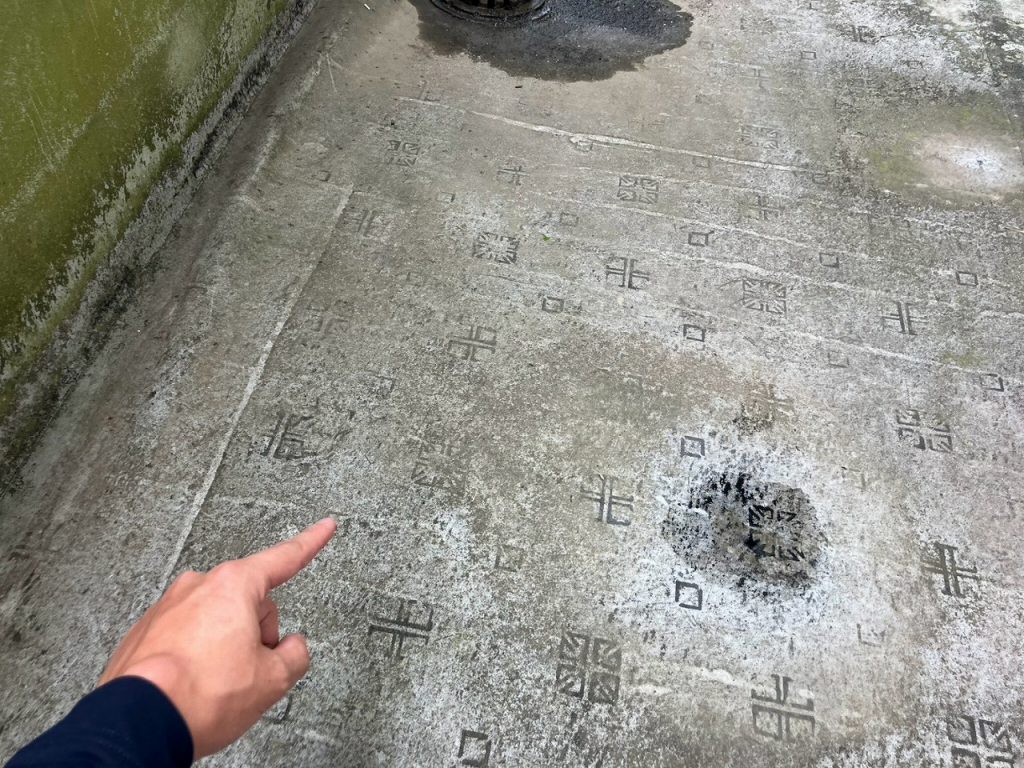 摩耗した床防水層