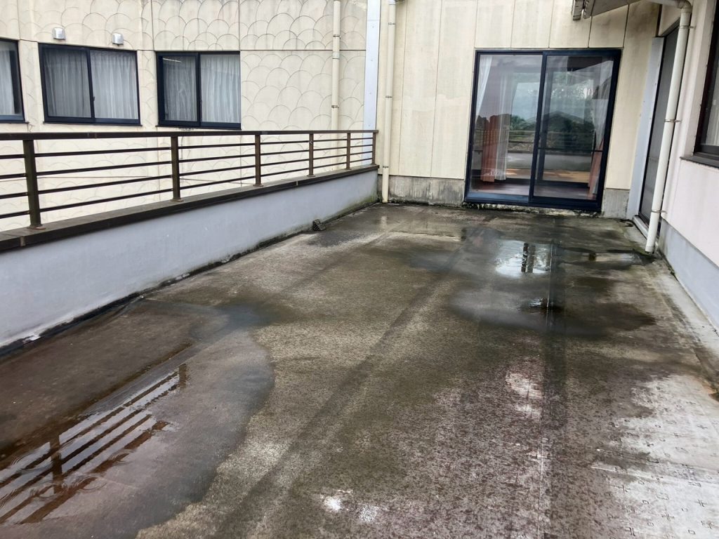 広いベランダの残水