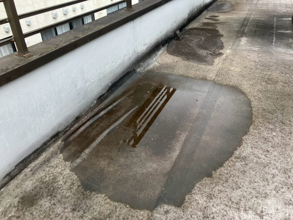 通路床の大きな水たまり