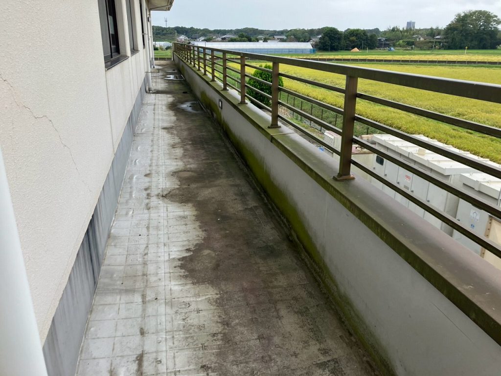 外周通路と壁際の汚れ
