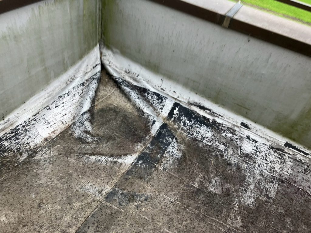 隅部の防水端部劣化