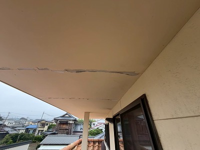 軒天の塗膜剥がれ