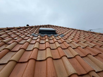龍ケ崎市で屋根天窓の雨漏れ調査、屋根裏の水浸しと天井のシミ・軒天剥がれを確認