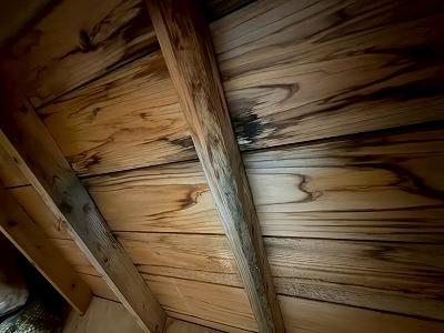 屋根裏野地板の雨染み
