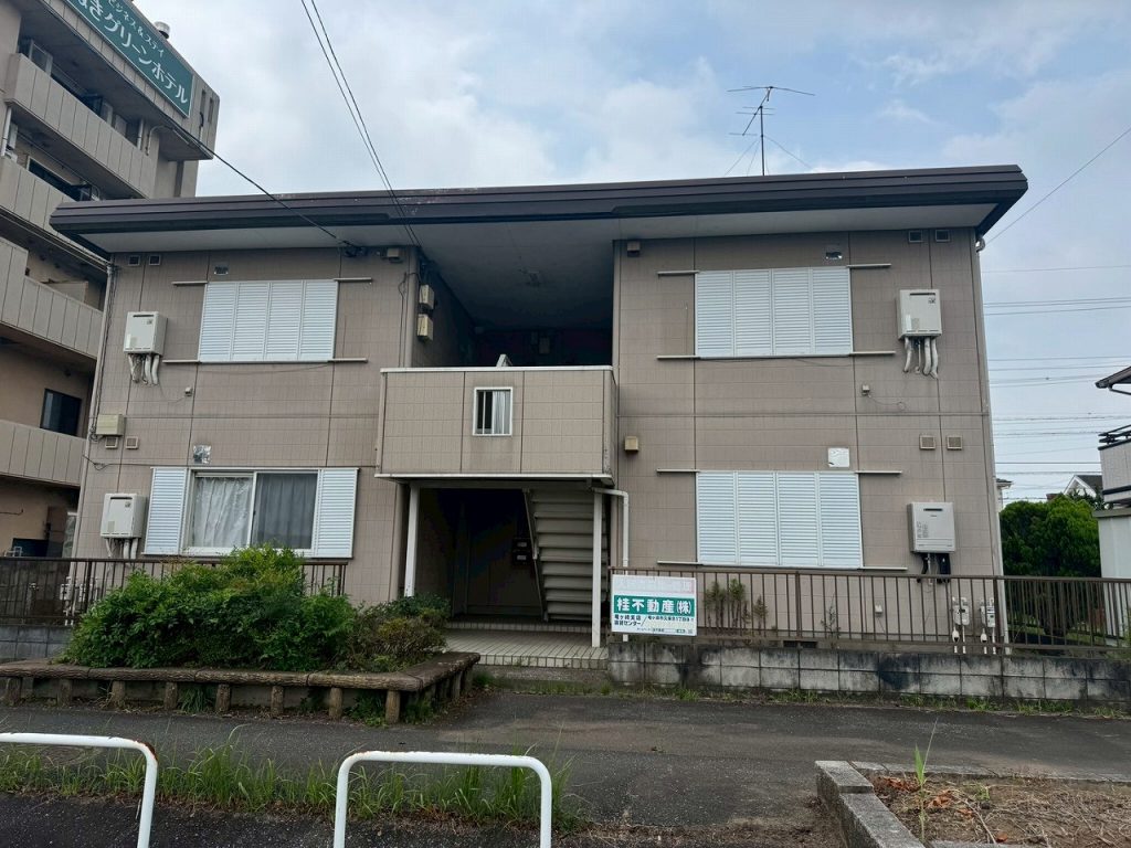龍ケ崎市で外壁塗装前に調査したアパートで塗膜剥がれやチョーキング、軒天の汚れを確認