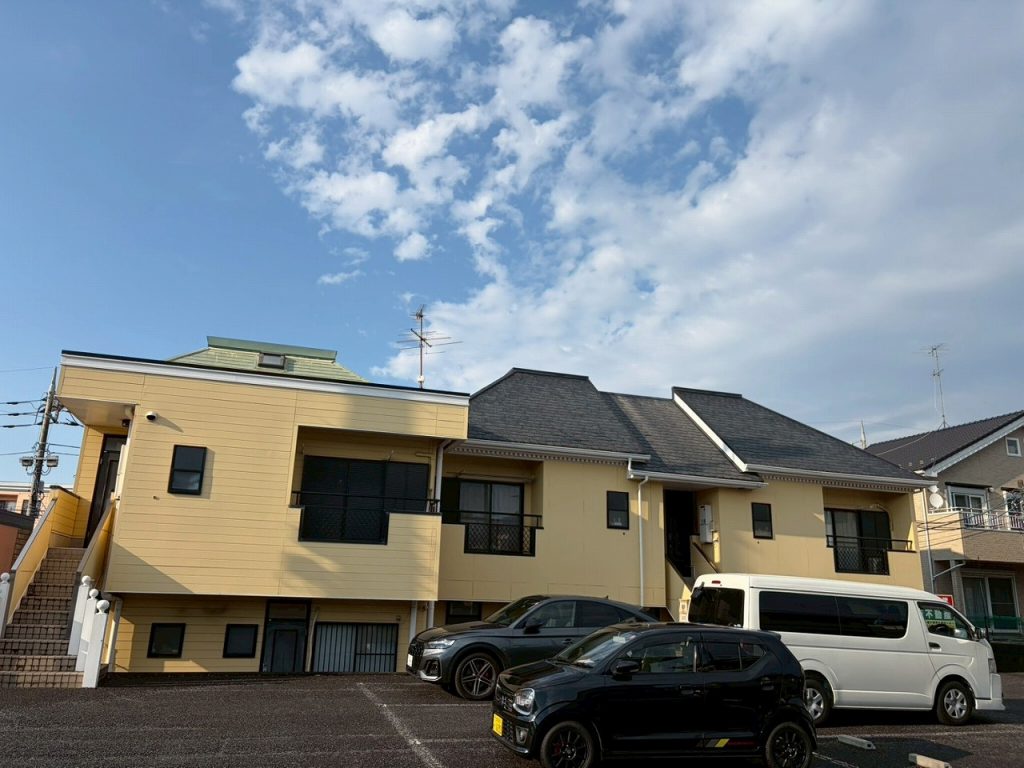 建物側面と屋根全景