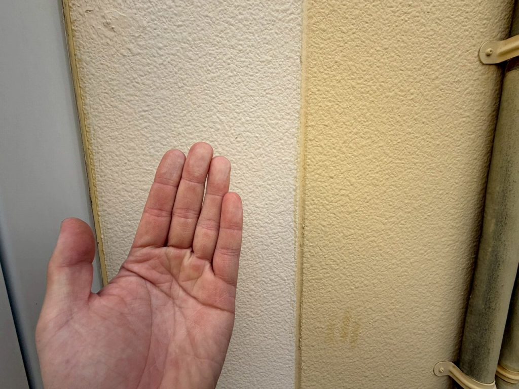 外壁の白い粉の確認