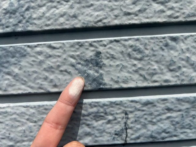 龍ケ崎市で外装工事の現地調査、サイディングのひび割れや欠け、鉄部の錆を確認