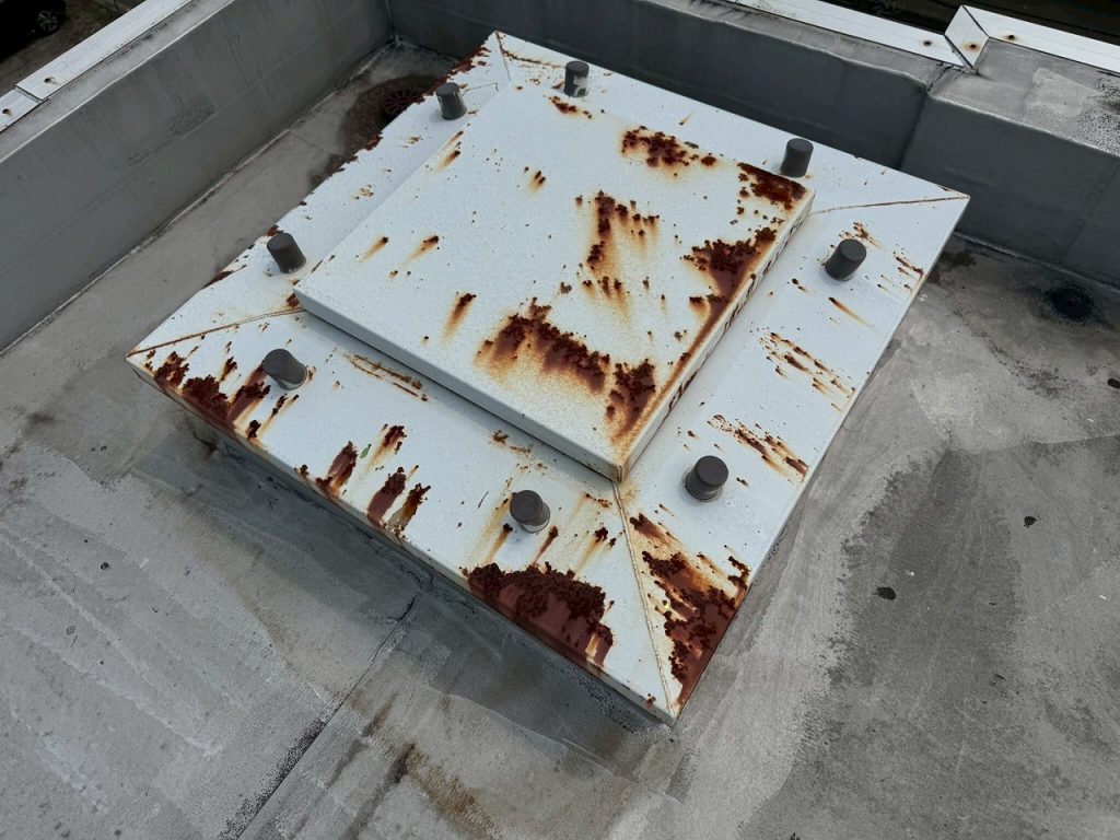 錆が出た屋上金物
