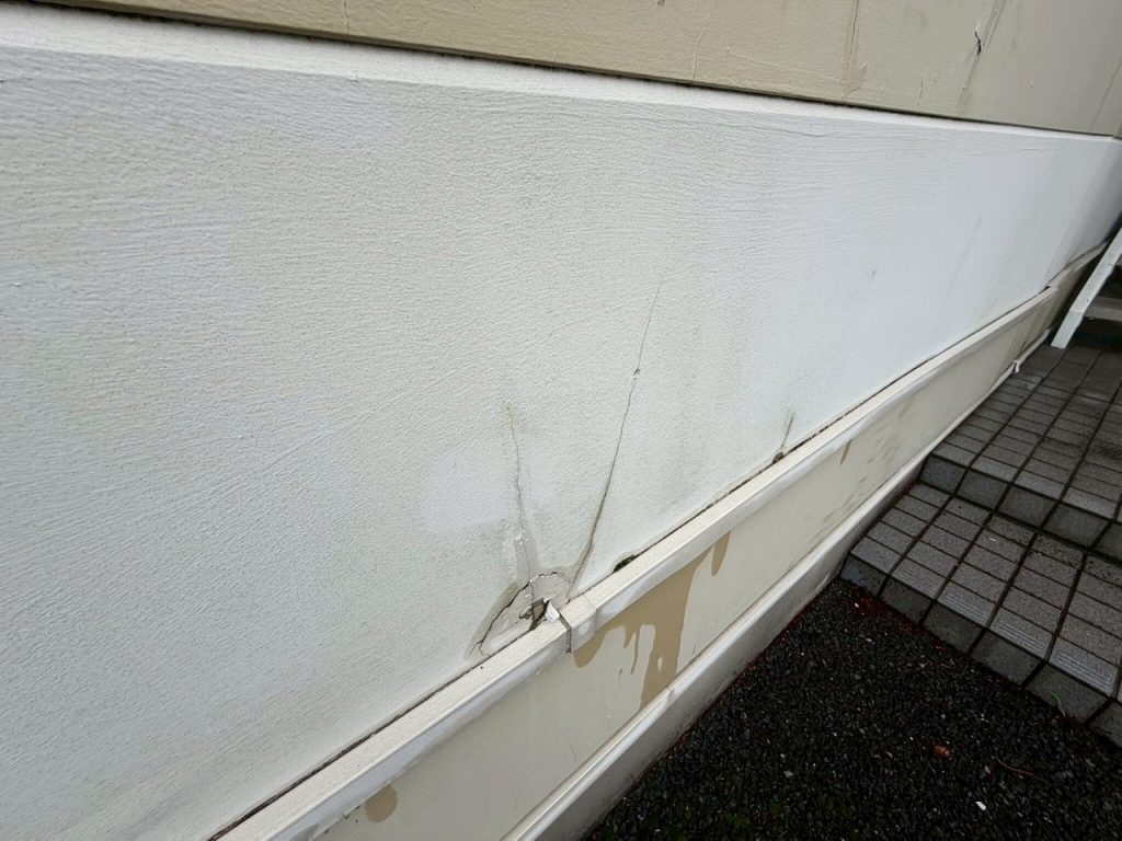 外壁下端の割れ欠け