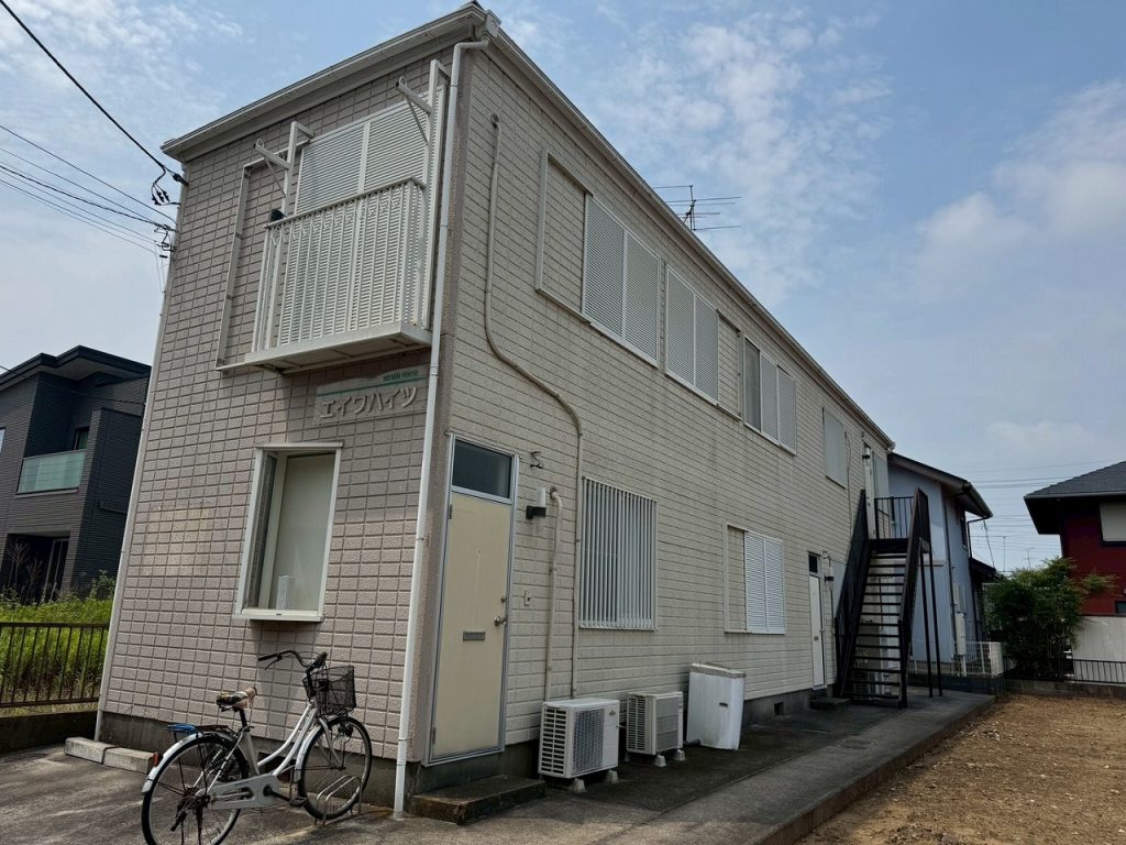 龍ケ崎市で外壁塗装前の現地調査、外壁のチョーキングや鉄部のサビ進行を確認