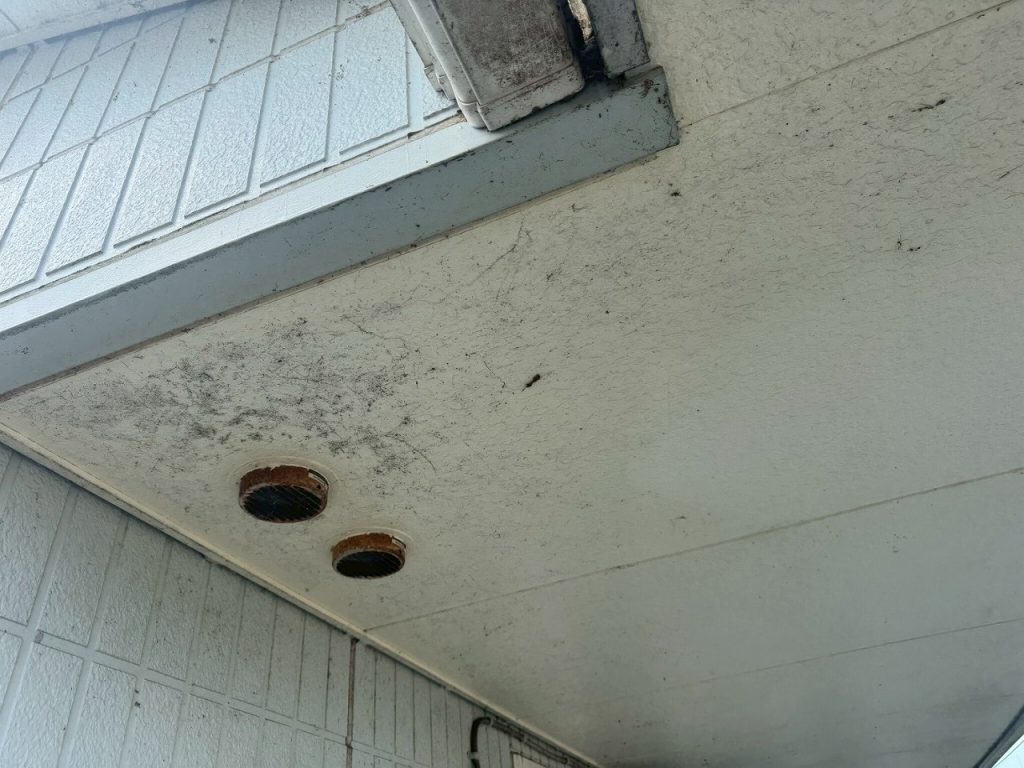 軒天の汚れと換気口