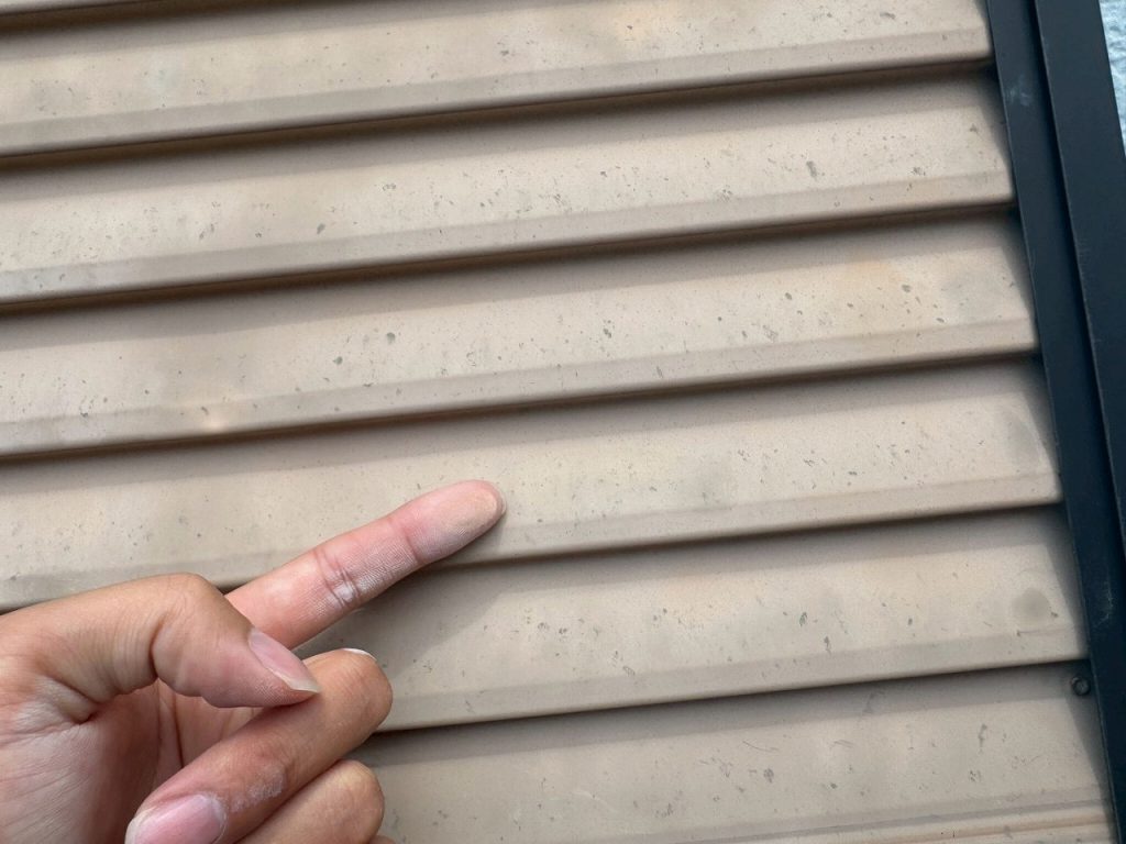 雨戸表面の色あせ汚れ