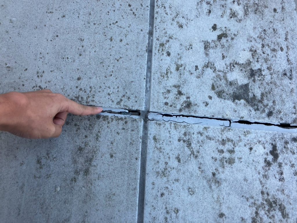 破断した目地シール