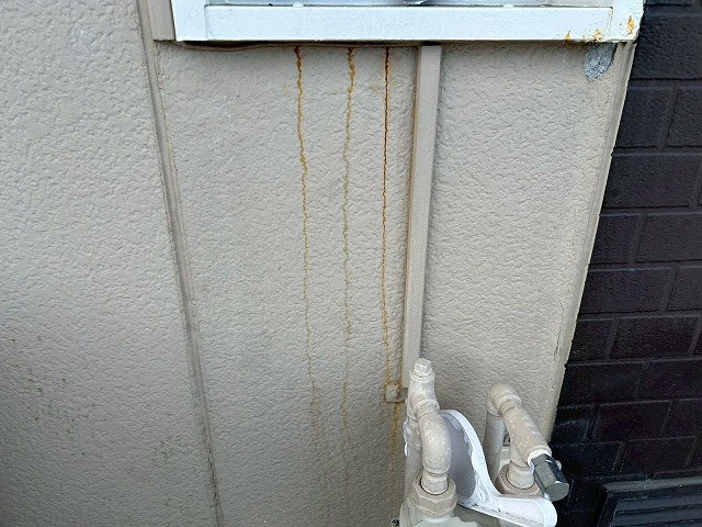 ひたちなか市で2階建てアパートの外壁にひび割れとサビを確認　設備腐食から外装リフォームをご提案した現地調査事例