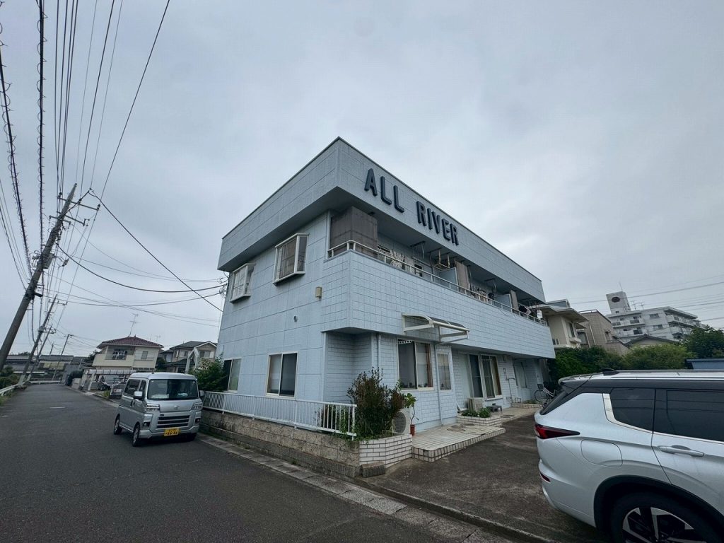 龍ケ崎市で外壁塗装前に調査、チョーキングやひび割れ、鉄部の錆を確認した建物の現地確認