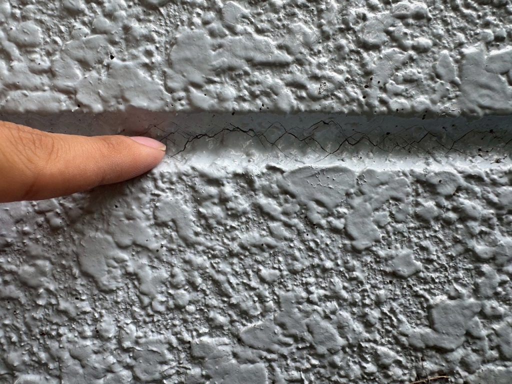 外壁溝の細かなひび