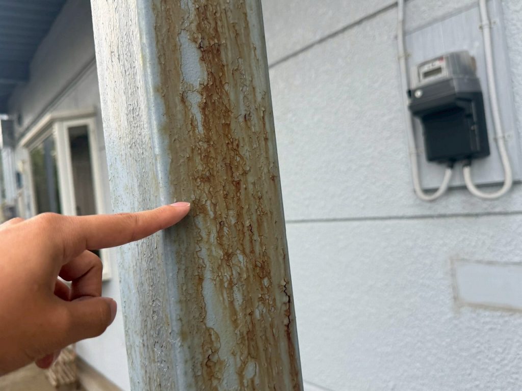 鉄柱の錆汁跡