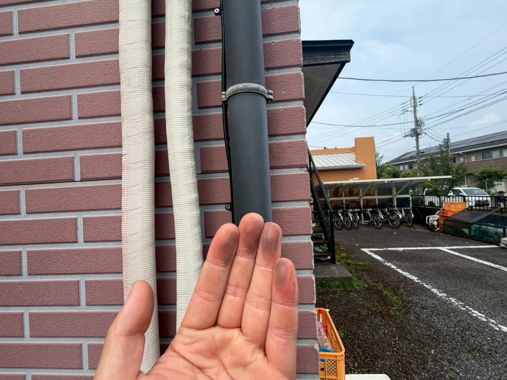 手に付いた雨樋の汚れ