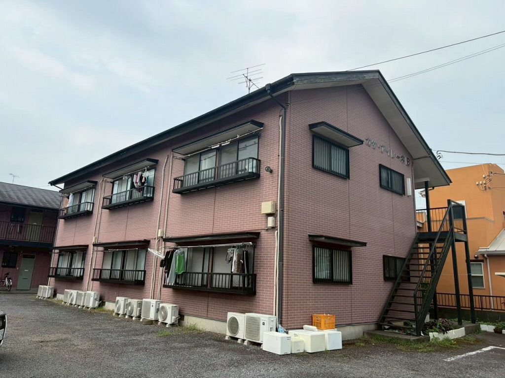 龍ケ崎市で現場調査したアパートのコーキング破断と鉄部の錆・軒天汚れ、外壁の劣化進行状況